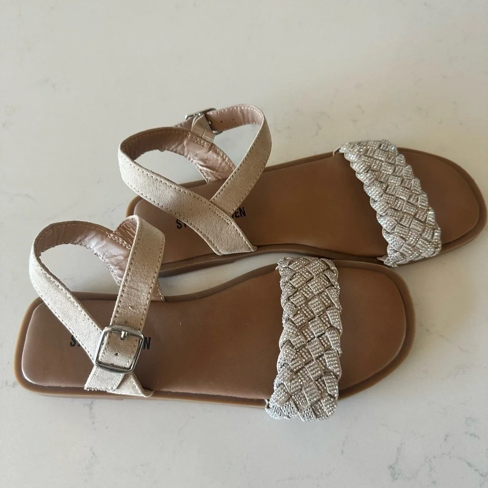Steve Madden Girls’ Noah Girls Flat Sandal Size: 2
